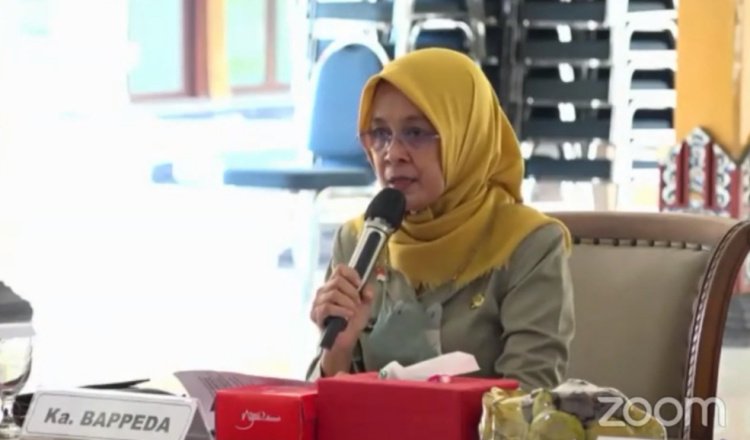 Kepala Bappeda Kabupaten Ngawi, Indah Kusumawardani saat menyampaikan sambutan dalam kegiatan Musrenbang RKPD melalui daring di Pendopo Wedya Graha pada, Selasa (8/2/2023).